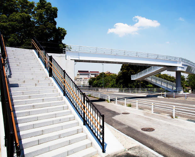 平洲と大仏を訪ねる花の道連絡橋